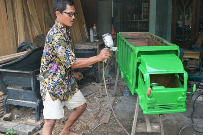 Tangan Kreatif Dicky Santoso Sulap Limbah Kayu Jadi Miniatur Truk