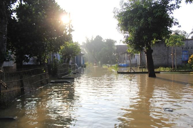 Hari Keenam, Banjir di Desa Brangkal Bandarkedungmulyo Mulai Surut