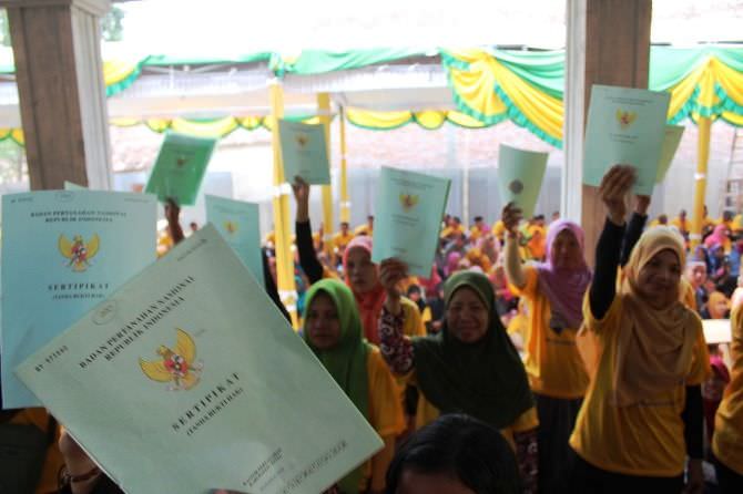 Ilustrasi pembagian PTSL Warga Bulurejo Diwek