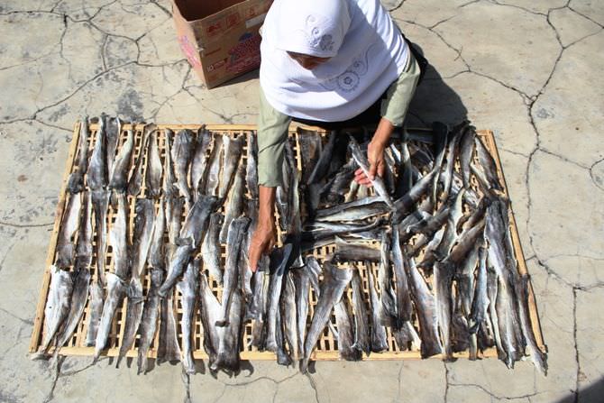 Melihat Produksi Kerupuk Berbahan Kulit Patin dan Kakap di Sumobito