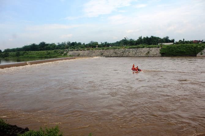 Perahu Tambang Terbalik di Sungai Brantas; Empat Hilang, Dua Selamat