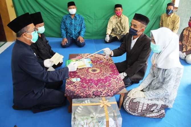 Akad Nikah, Sejoli di Jombang Jabat Tangan dengan Penghulu Pakai Tali