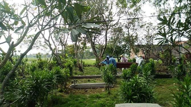 Meninggal di Surabaya, Pemakaman Warga Perak Pakai Protokol Covid-19