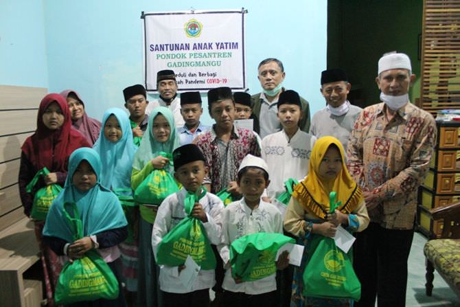 Bagikan 480 Paket Sembako, Ponpes Gadingmangu Perak Tanggap Covid-19