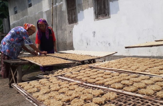 Melihat Proses Pembuatan Kue Tradisional Rengginang Khas Desa Ngumpul