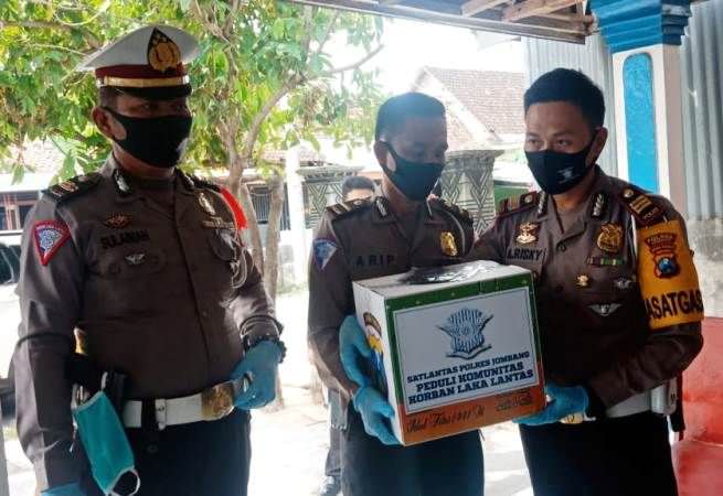 Polantas Jombang Lawan Covid-19, Beri Bantuan untuk Korban Laka Lantas