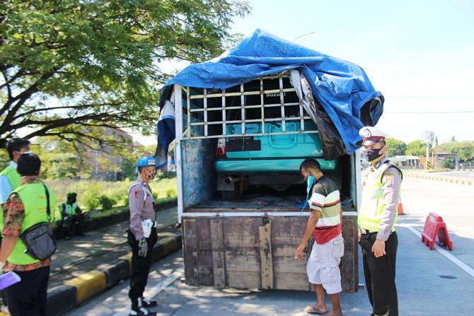 Truk Angkut Mobil Diamankan Petugas di Exit Tol Bandarkedungmulyo