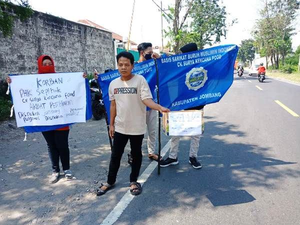 Di PHK Sepihak, Buruh CV Surya Kencana Food Galang Dana di Jalan