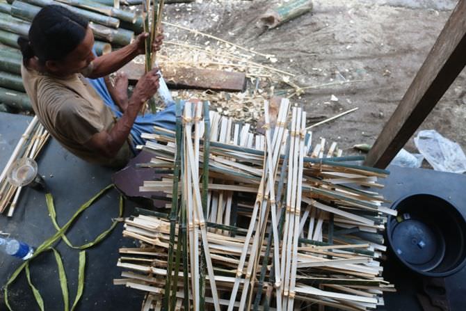 Kampung Perajin Bambu Sumbermanik, Puluhan Tahun Masih Tetap Eksis