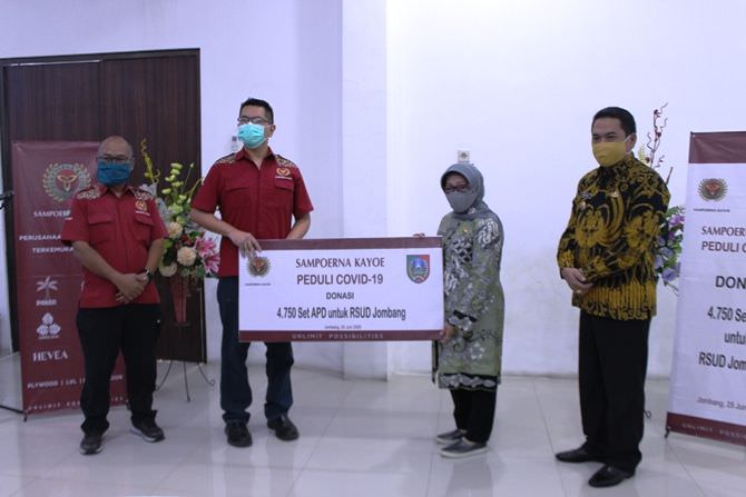 Penyerahan secara simbolis Pimpinan PT SGS bersama Bupati dan Wabup Jo