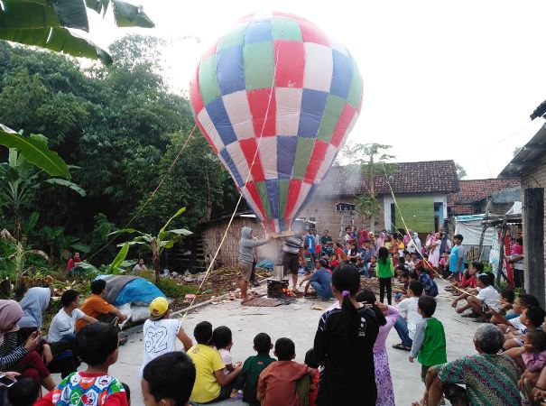 Rayakan Tradisi Kupatan, Warga Ngumpul Jogoroto Lepas Balon Raksasa