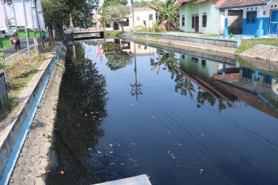 Hitam dan Munculkan Bau Menyengat, Sungai Gude Ploso Dikeluhkan Warga