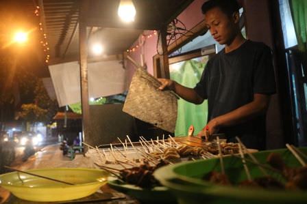 Angkringan, Tempat Ngopi dan Makan Alternatif Anak Muda di Jombang