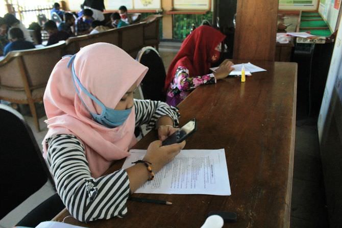Tak Mampu Beli Kuota, Siswa Cari Wifi Gratis di Kantor KPU Jombang