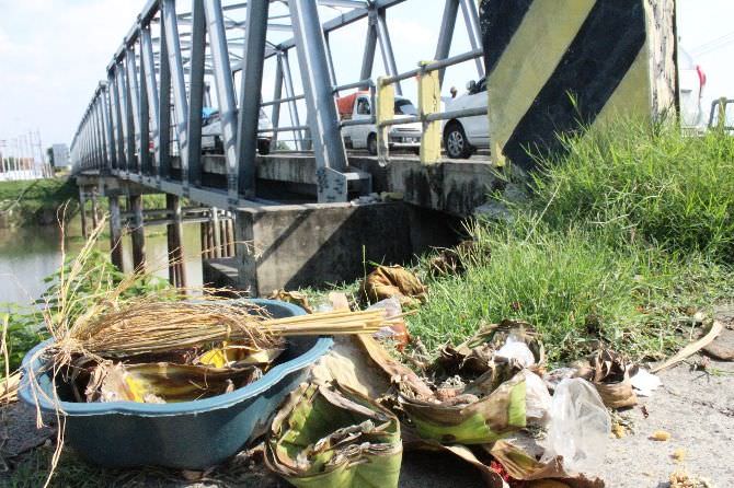 Tradisi Pengantin Tinggalkan Sesaji di Jembatan Ploso Masih Bertahan
