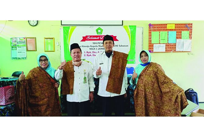 Dibina PT Astra Indonesia, MTsN 1 Jombang Kembangkan Produk Batik