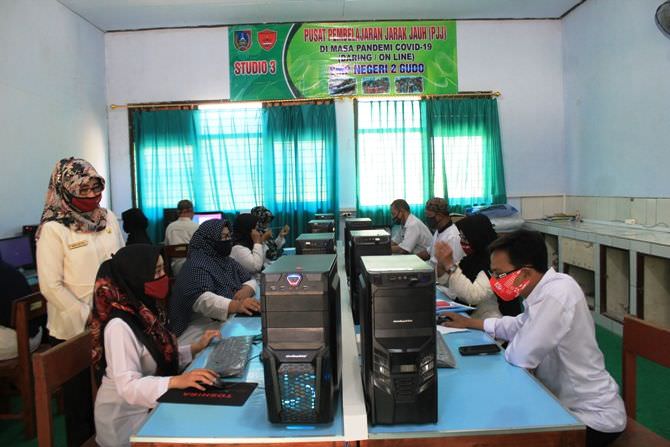 Efektifkan PJJ, Guru di SMPN 2 Gudo Manfaatkan Teknologi Pembelajaran