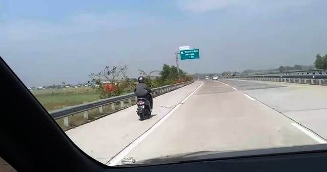 Masuk Tol Pakai Sepeda Motor, Pemuda Ngudirejo Viral di Medsos