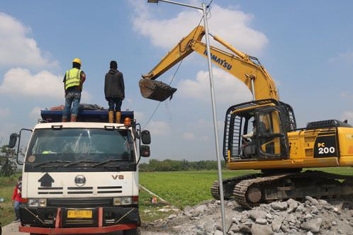 Dinas Lingkungan Hidup (DLH) Jombang mengeruk ratusan ton limbah abu a