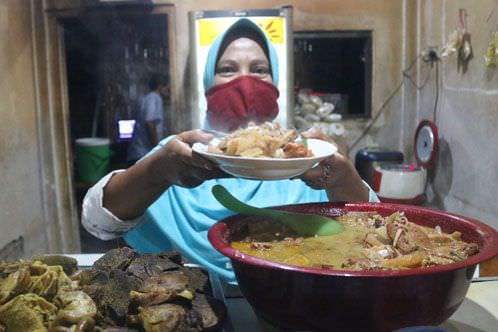BANYAK pilihan untuk pecinta kuliner malam. Salah satunya, warung nasi
