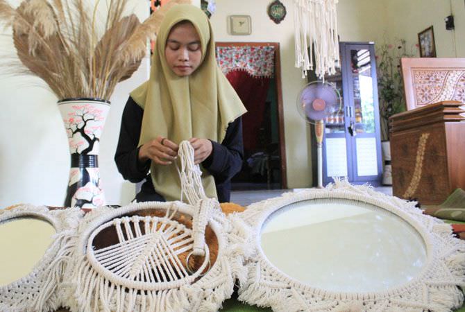 Kerajinan makrame mulai tren. Meski hanya untuk mengisi waktu, namun h