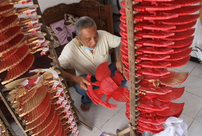 Perajin patung Garuda Pancasila menjerit