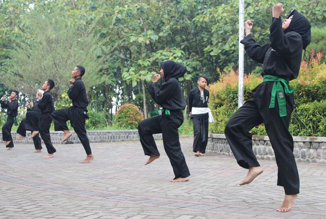Pesilat PSHT Unipdu tetap rutin latihan selama pandemi korona.