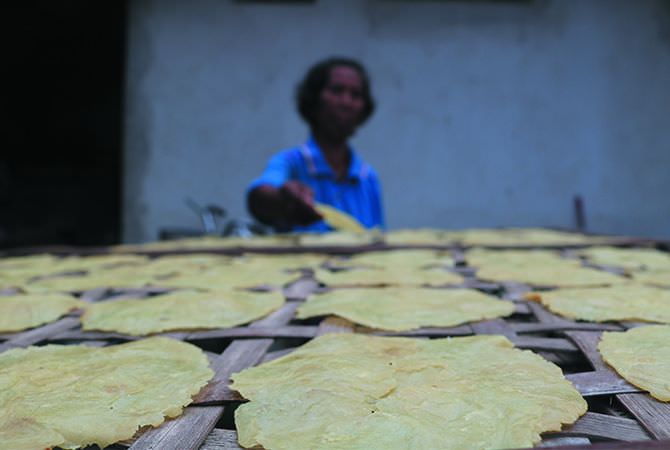 Produksi Emping Melinjo Khas Pulorejo Ngoro Masih Dikerjakan Manual
