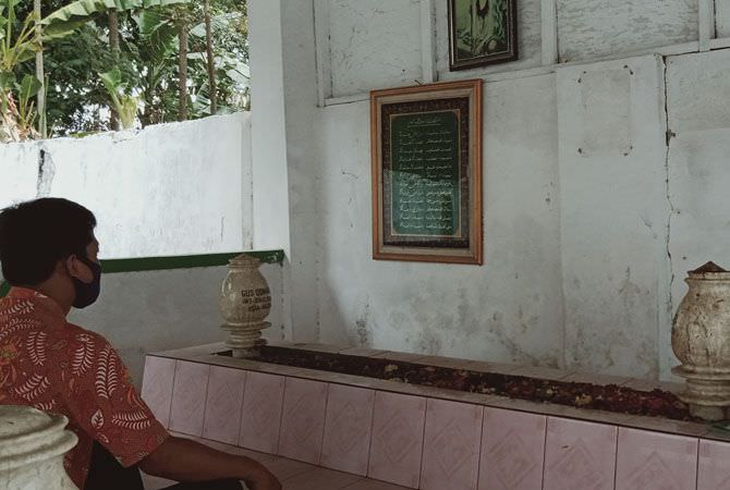 PADA 9 Desember 2001, kakak KH Mashud yang bernama Qomari meninggal du