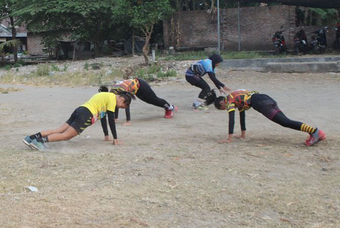 Selain kemampuan memukul bola, kekuatan fisik pemain voli penting.