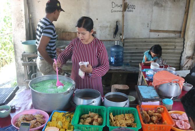SALAH satu warung jadul yang masih eksis hingga kini adalah Es Dawet