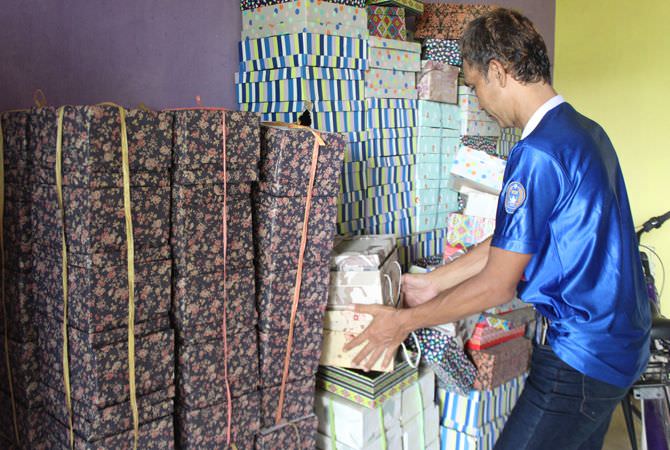 Belakangan ini, Agus Tono, selalu sibuk di belakang rumahnya.