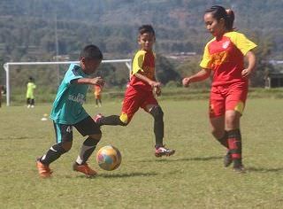 SSB Bintang Muda Jombang memiliki tiga pemain sepak bola perempuan. Sa
