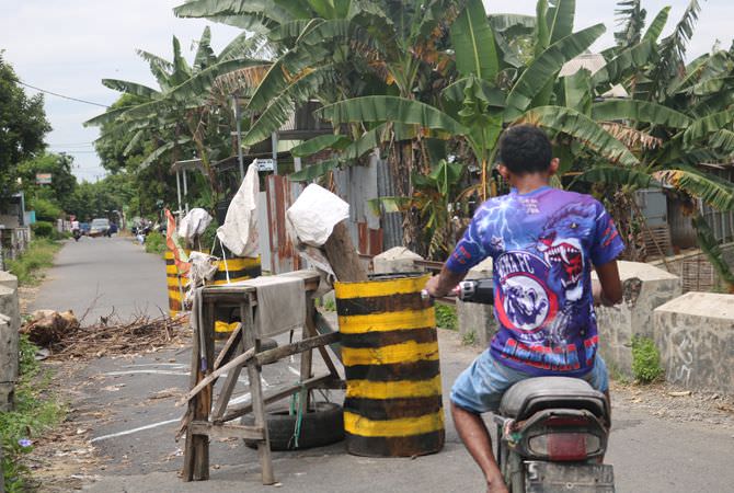 JOMBANG – Kondisi salah satu jembatan di Desa Alang-Alang Caruban, Kec