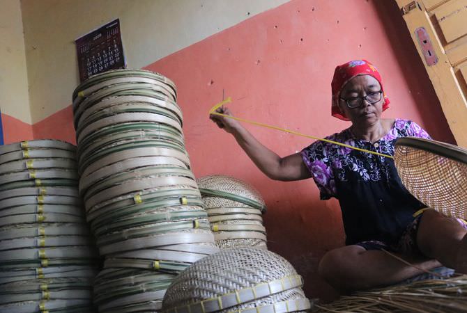 Kerajinan anyaman bambu sudah dilakukan warga Dusun Tulungrejo, Desa S