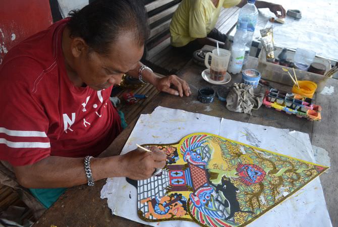 JOMBANG - Salah satu perajin wayang kulit yang sudah berpuluh tahun da