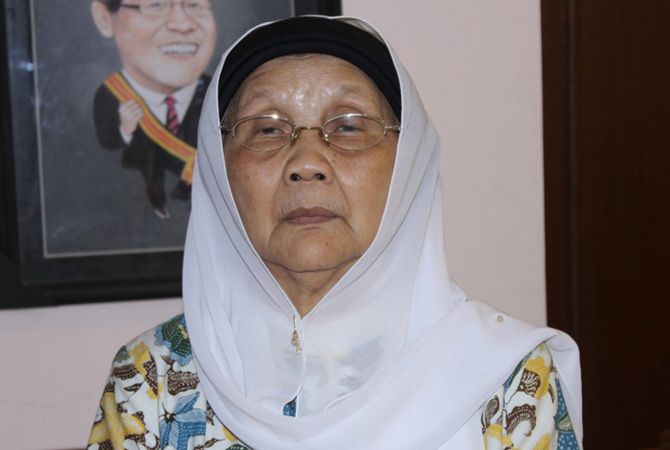JOMBANG - Dibalik orang-orang hebat, ada ibu yang hebat. Pengasuh Asra
