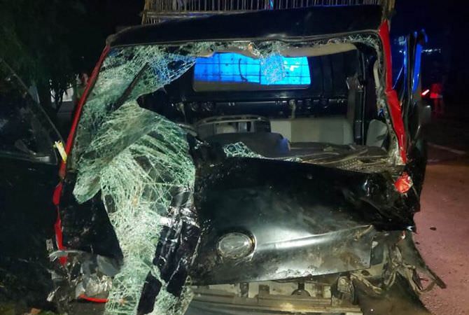 JOMBANG – Kecelakaan beruntun melibatkan dua sepeda motor dan satu pik