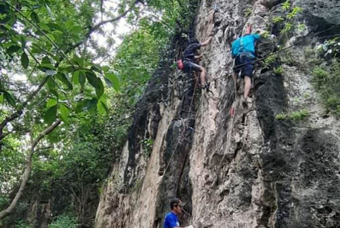 JOMBANG – Sebanyak 13 climber kemarin (31/12) menjajal medan tebing Su