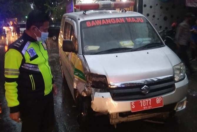 JOMBANG – Kecelakaan beruntun melibatkan mobil siaga desa terjadi di j