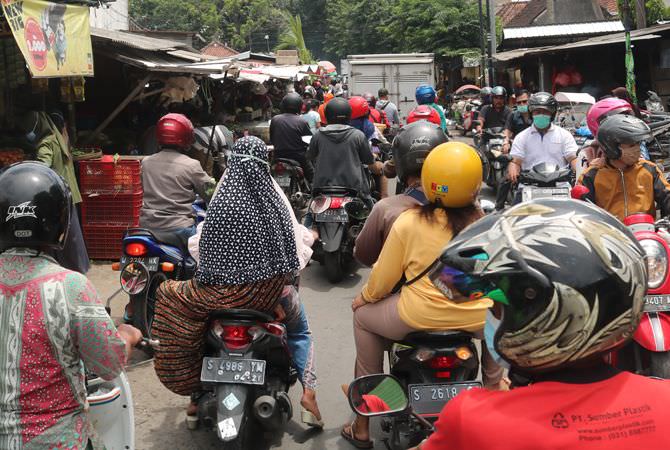 JOMBANG - Suasana di areal Pasar Legi Jombang jelang malam perayaan ta