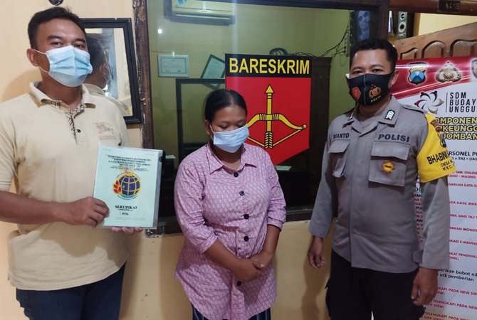 JOMBANG – Julaikah, 33, seorang ibu rumah tangga asal Dusun Prayungan,