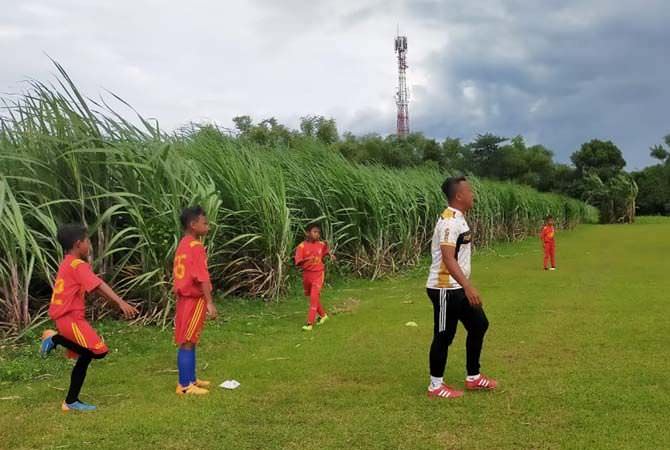 JOMBANG – Dua minggu terakhir, pemain Bintang Muda Rusham FC tidak lag