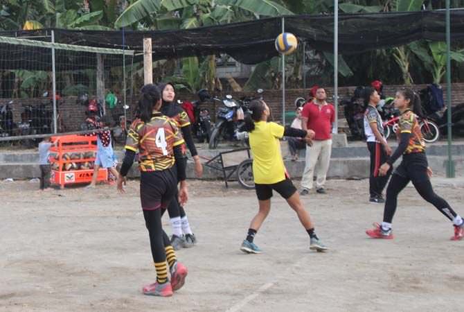 JOMBANG – Sejumlah klub olahraga yang biasa latihan di lapangan SMK DB