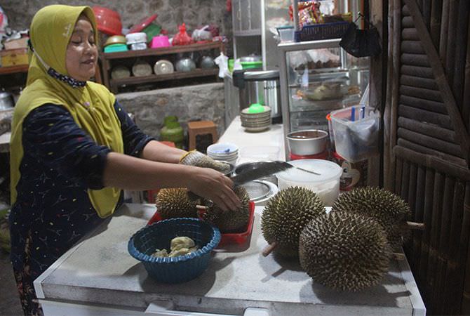 JOMBANG - Bagi penggemar durian, bisa mencicipi olahan kolak durian Su