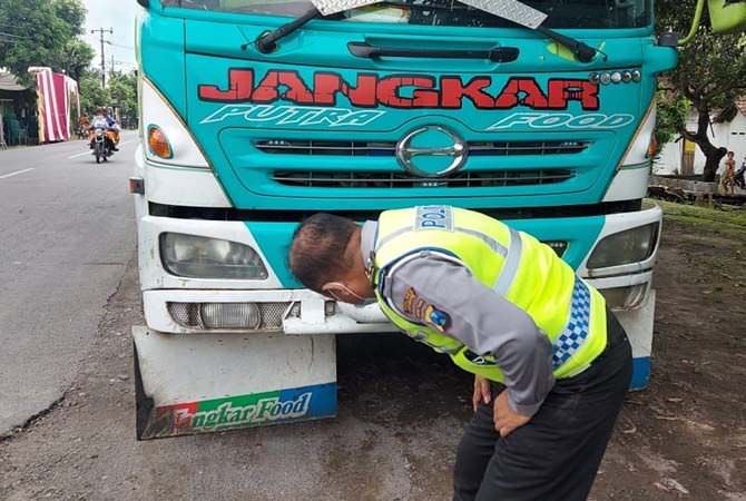 JOMBANG – Kecelakaan melibatkan empat kendaraan terjadi di jalan Raya