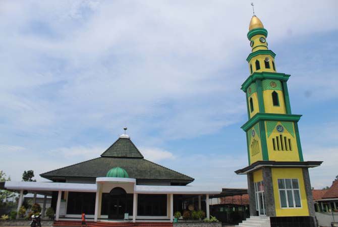 JOMBANG – Masjid besar Syuhada yang terletak di Dusun/Desa/Kecamatan K