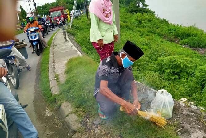 JOMBANG – Tradisi meletakan sesajen (sesaji) masih terlihat di masyara