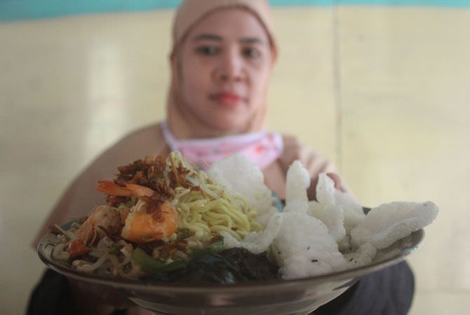 JOMBANG - Bagi pecinta lontong mie, pasti tahu keberadaan lontong mie