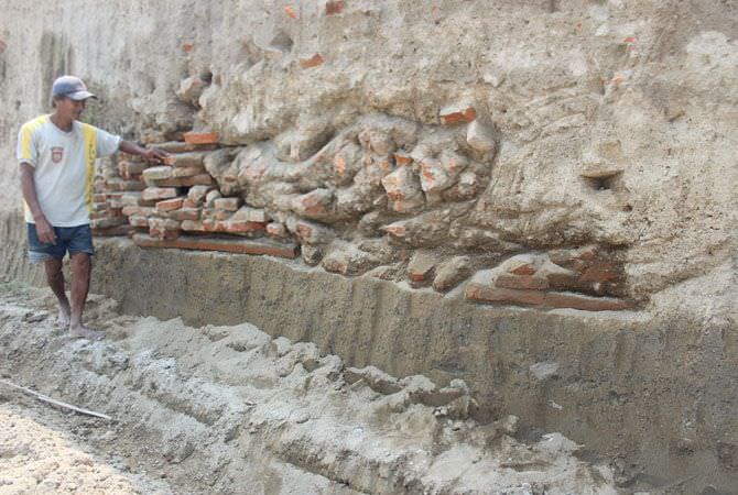 JOMBANG – Nasib berbeda terlihat pada perkembangan situs Kedaton Desa